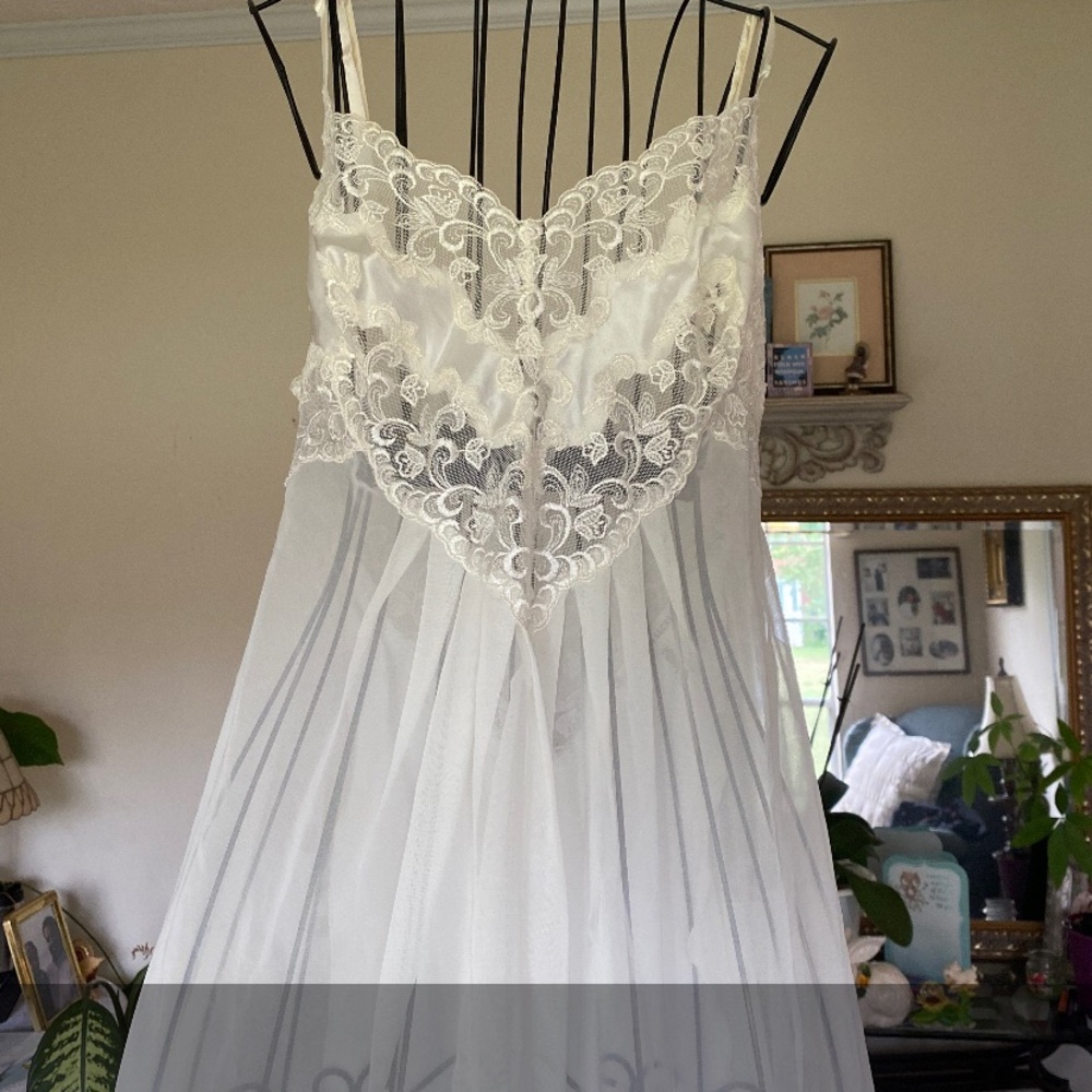 Victoria’s Secret Victorian long night gown size small - Picture 4 of 6